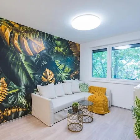Jungle Apartment *